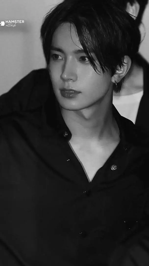 ai character: 𝓵ee 𝓱eeseung background
