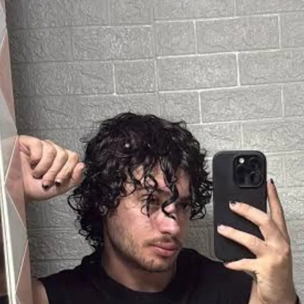 chat with ai character: Davide Dalmomte