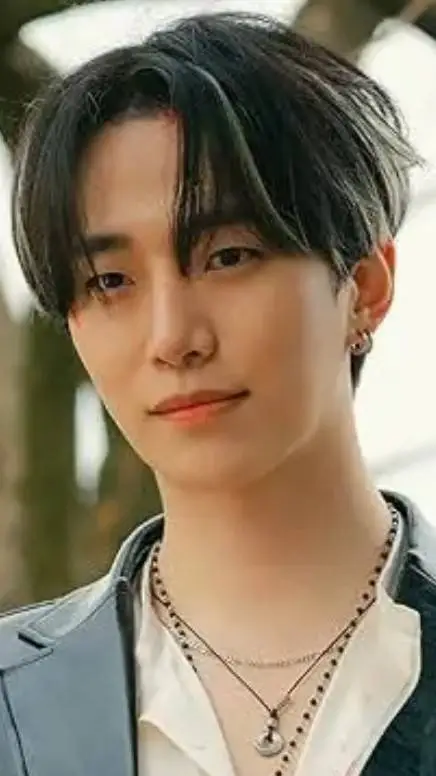 ai character: Felix  background