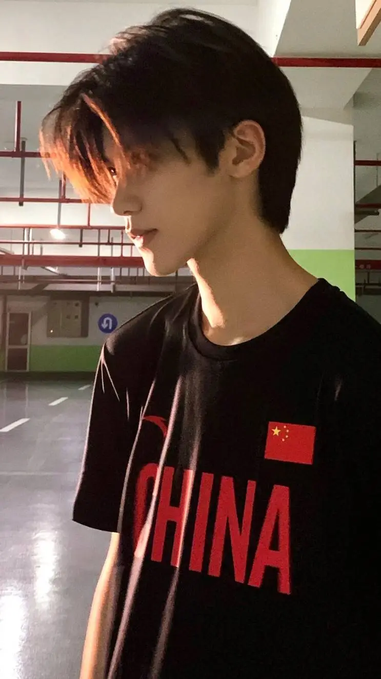 ai character: Zhou Yihan background