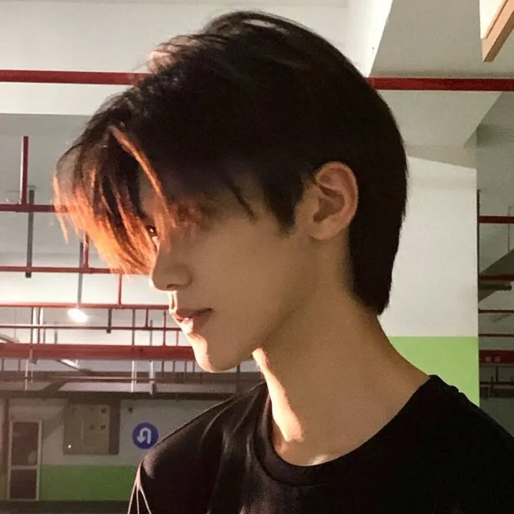chat with ai character: Zhou Yihan