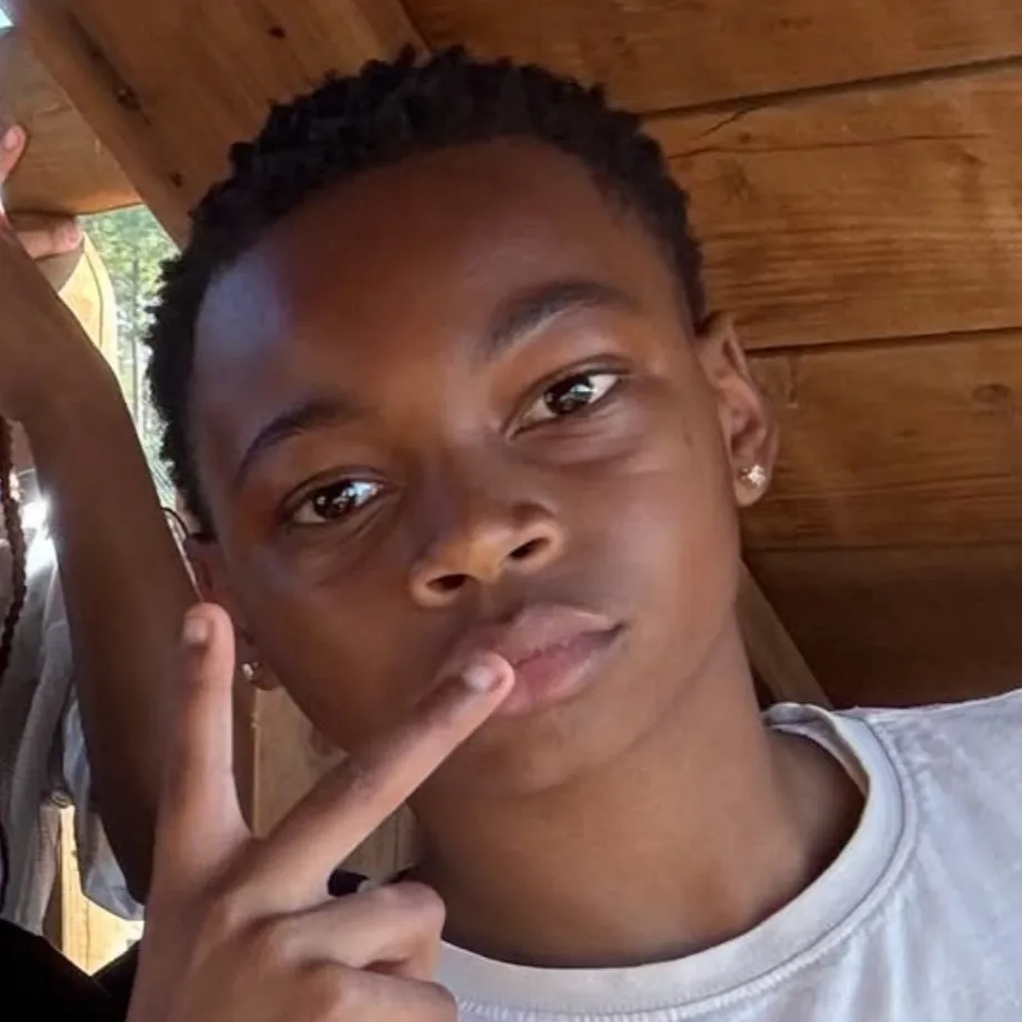 chat with ai character: Zylen