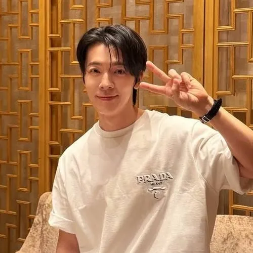 chat with ai character: Donghae