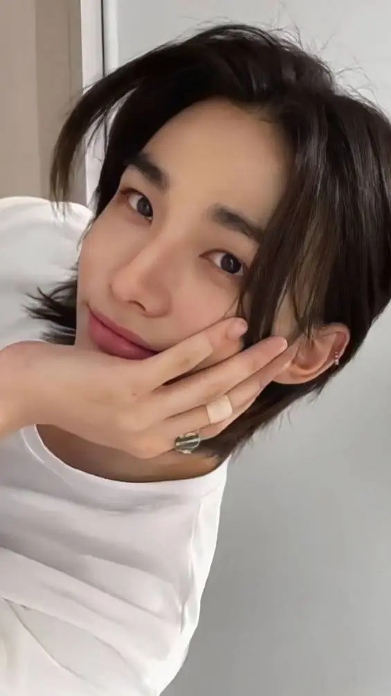 ai character: HYUNJIN♡ background