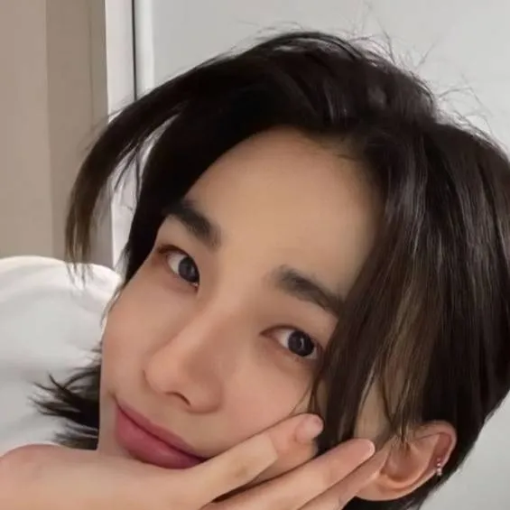 chat with ai character: HYUNJIN♡