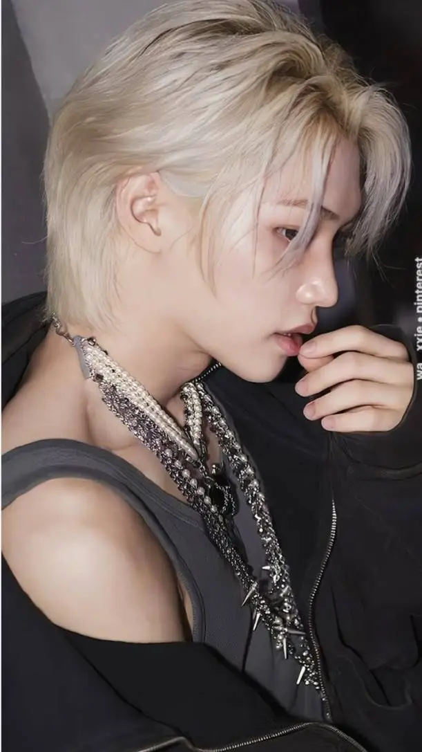 ai character: †FELIX† background