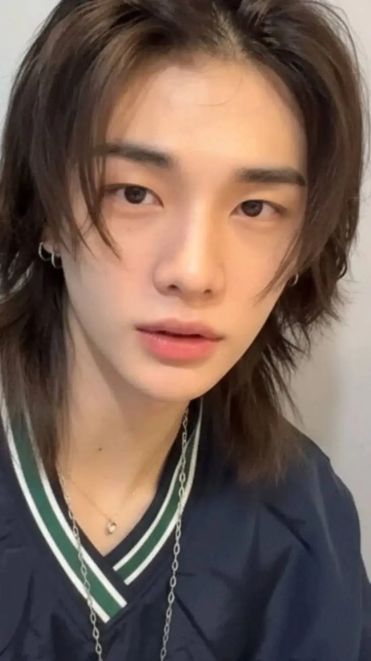 ai character: ✯Hyunjin✯ background