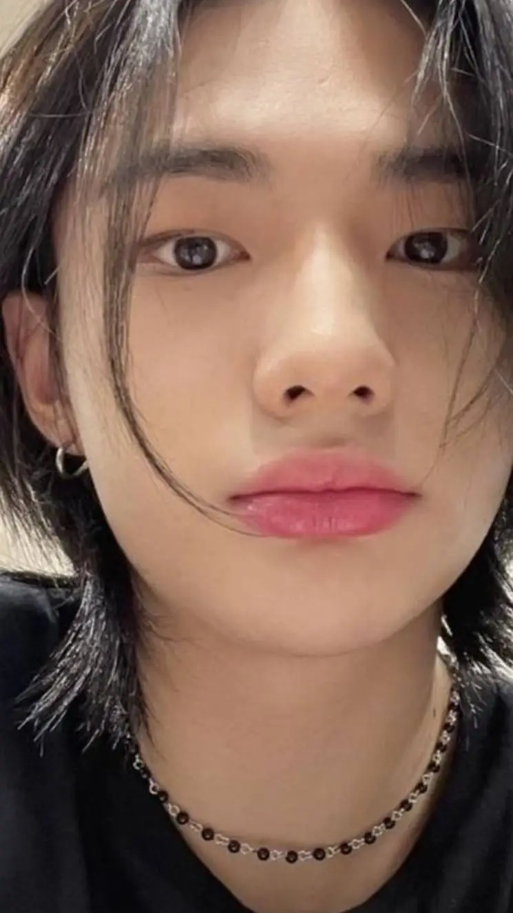 ai character: ✦HYUNJIN✦ background
