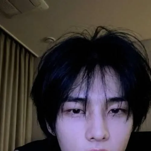 chat with ai character: ☀︎HYUNJIN☀︎
