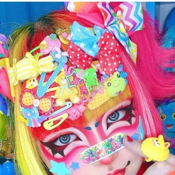 chat with ai character: decora makover