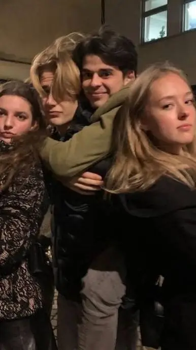 ai character: tus amigos  background