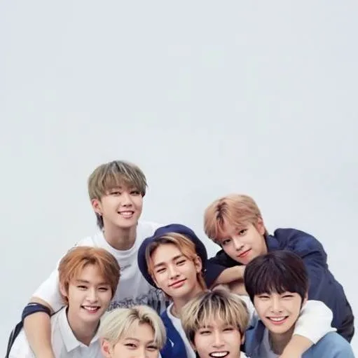 chat with ai character: ~°•Stray Kids•°~