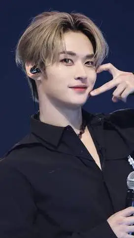 ai character: ☆ॢीLee know☆ॢी background