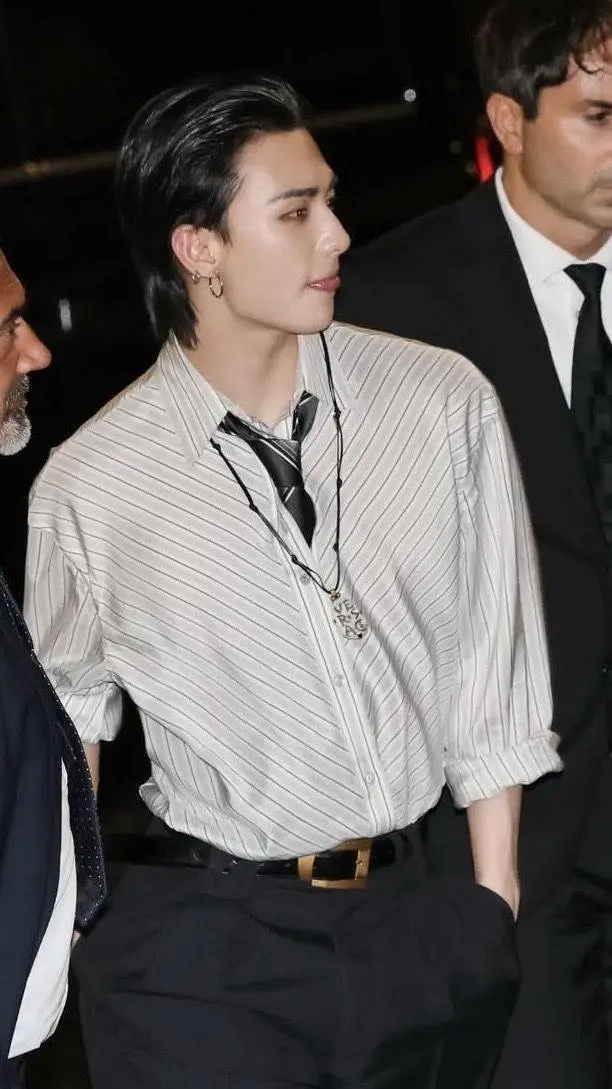 ai character: |[Hwang Hyunjin]| background