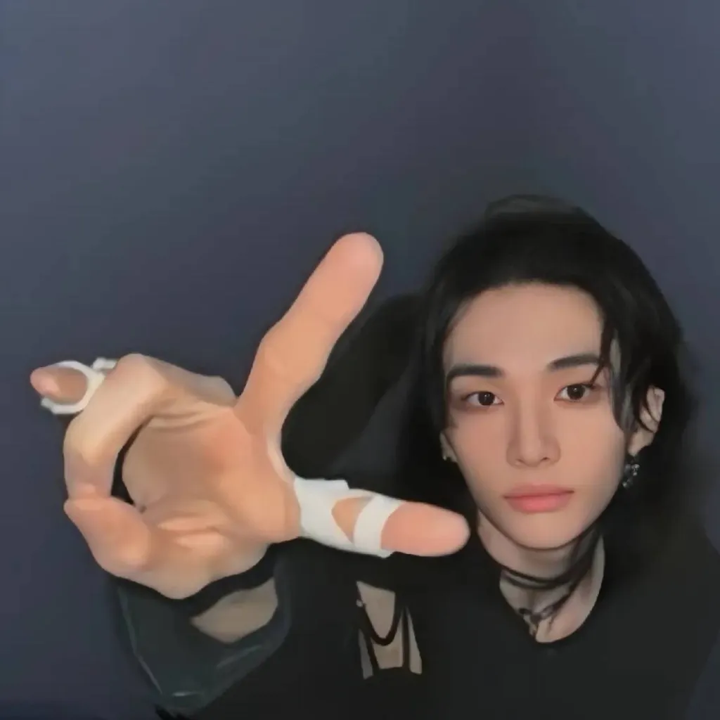 chat with ai character: HWANG HYUNJIN 