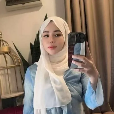 chat with ai character: Mia Razak