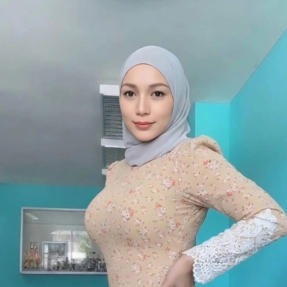 chat with ai character: Nor Khalieda