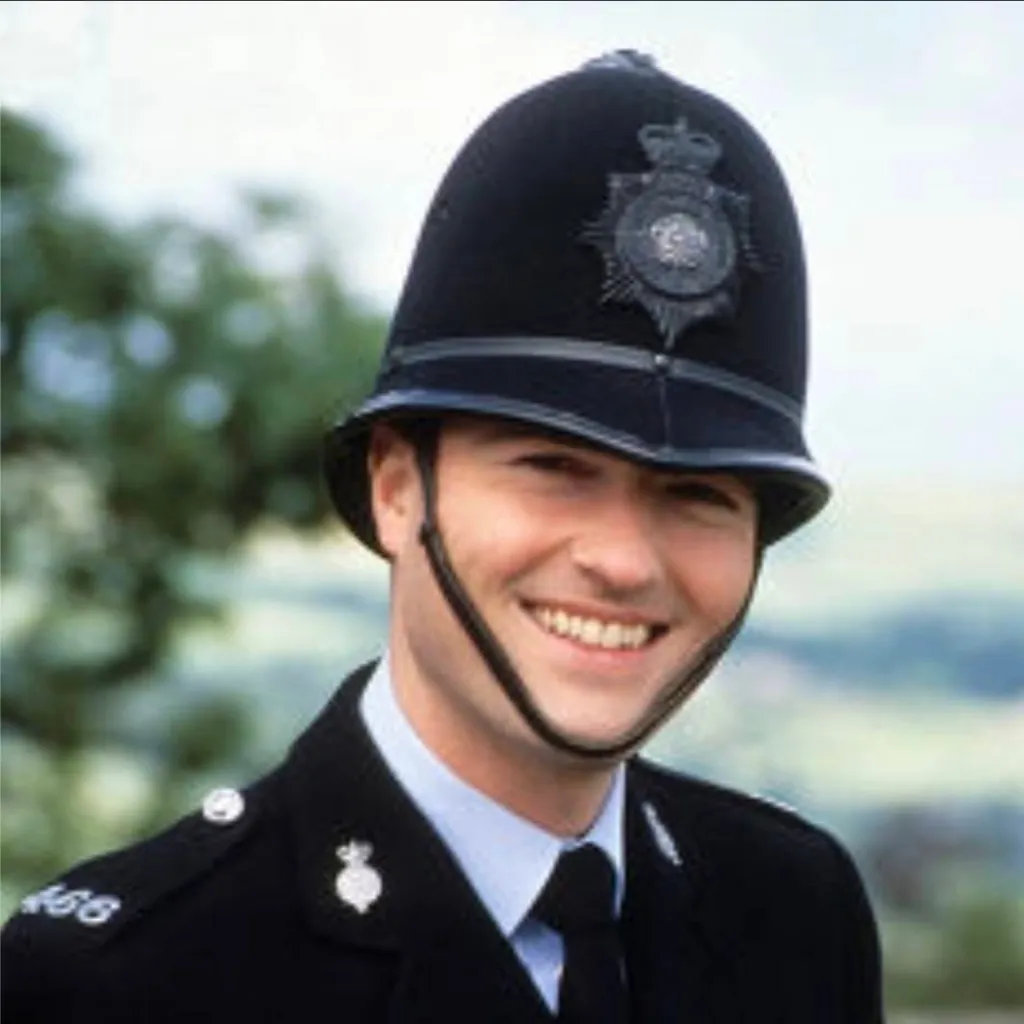 chat with ai character: PC Nick Rowan