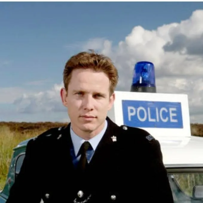 chat with ai character: PC Rob Walker💫☺️