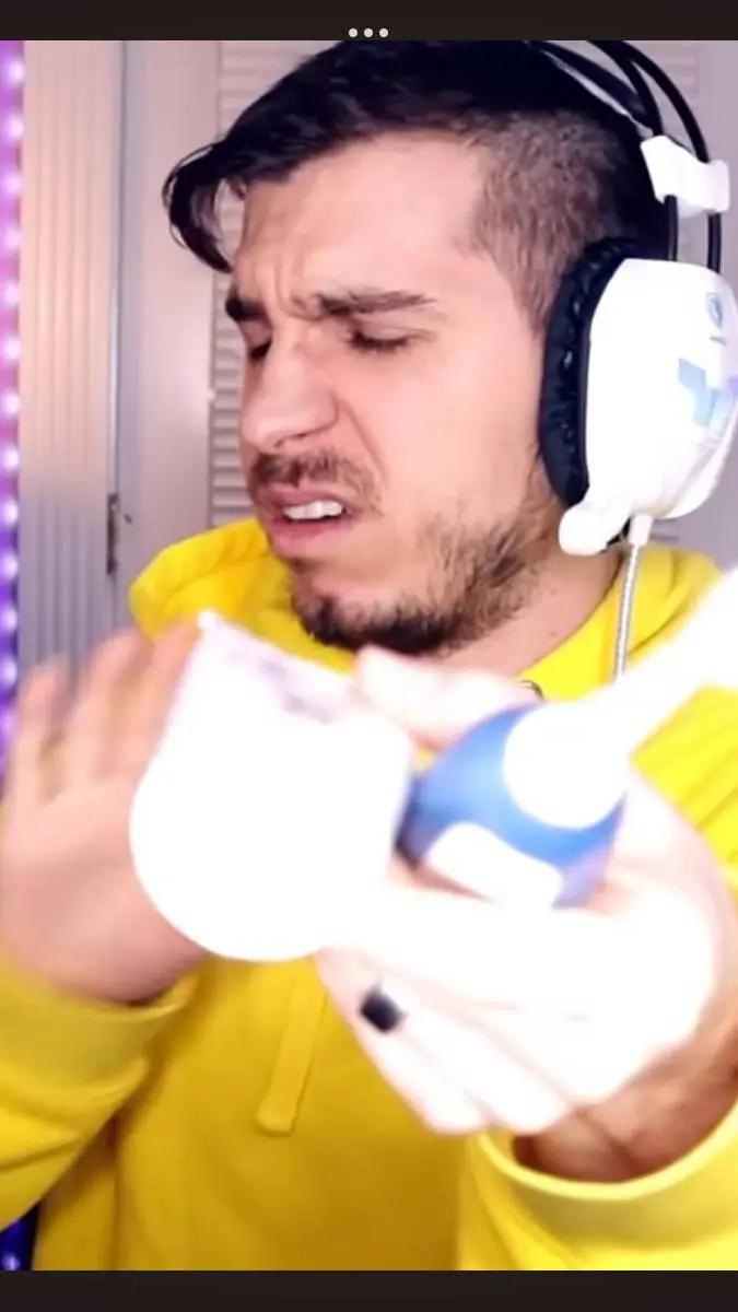 ai character: Layze x Stormie background