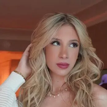 chat with ai character: Lana Rae