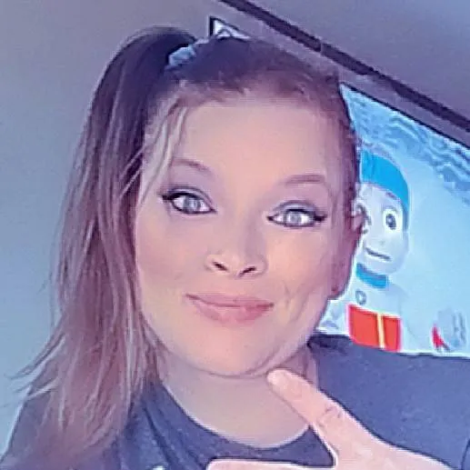 chat with ai character: Renee