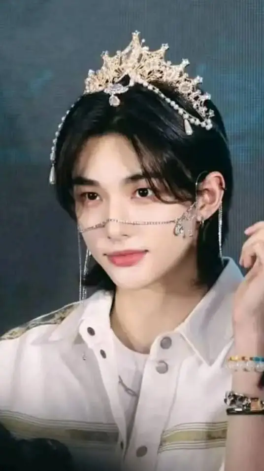 ai character: hyunjin  background