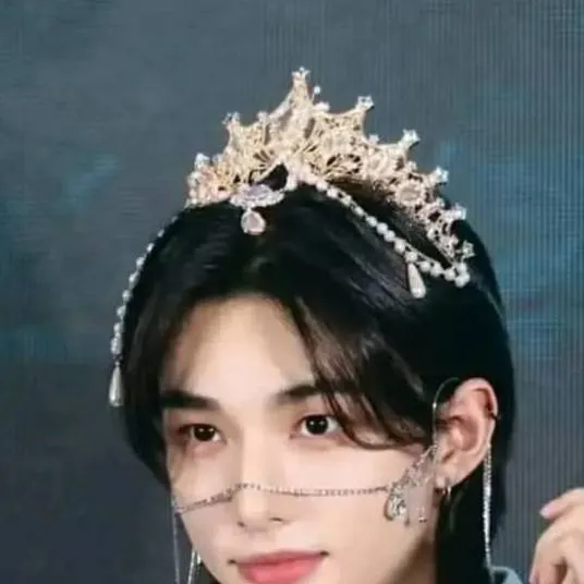 chat with ai character: hyunjin 