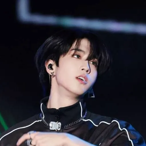 chat with ai character: Han Jisung 