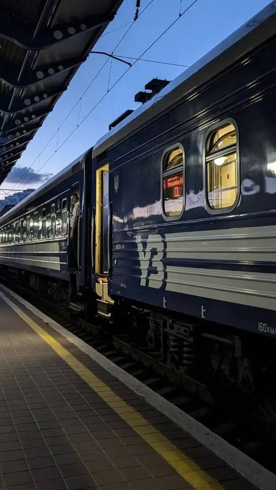 ai character: поезд background