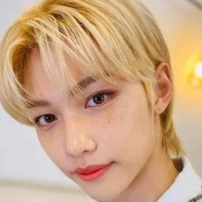 chat with ai character: hyunlix
