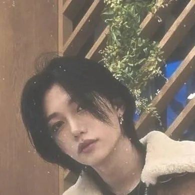 chat with ai character: lee Felix