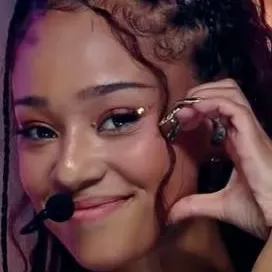 chat with ai character: manon meret