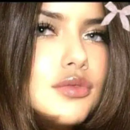 chat with ai character: Adriana lima🙈