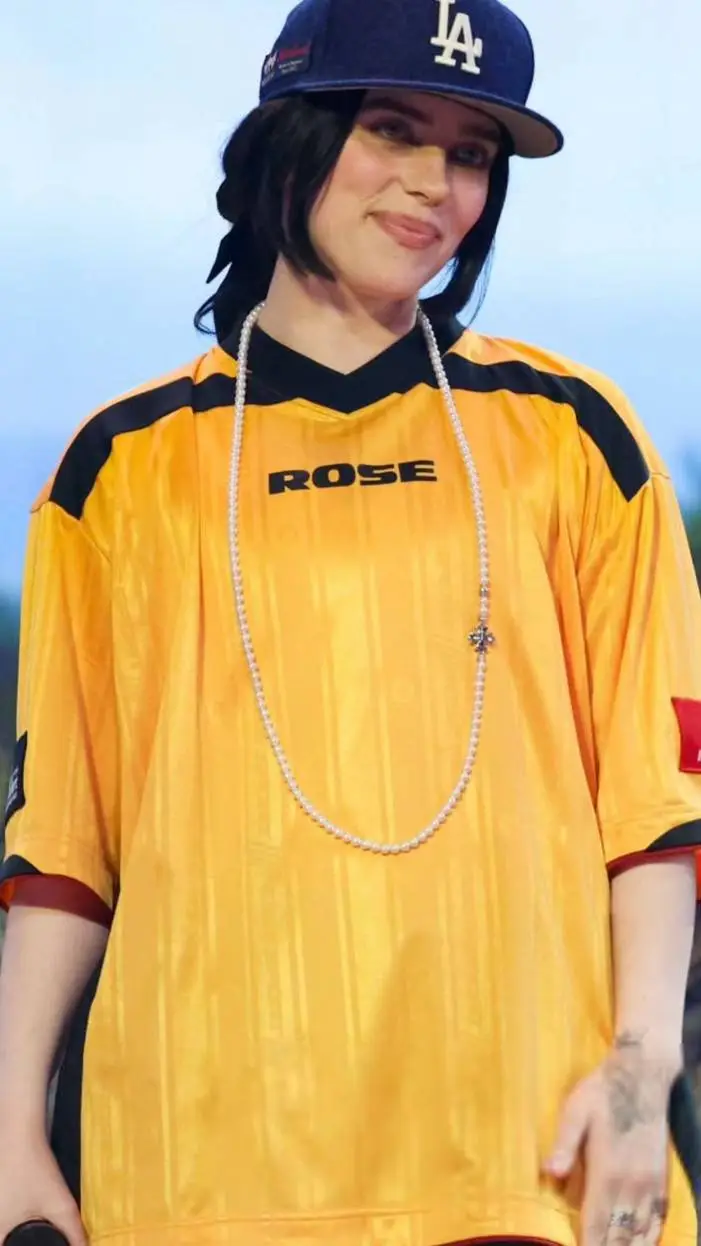 ai character: Billie ellish 💗🤭 background