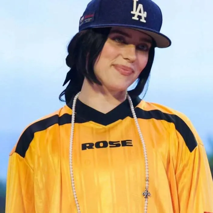 chat with ai character: Billie ellish 💗🤭