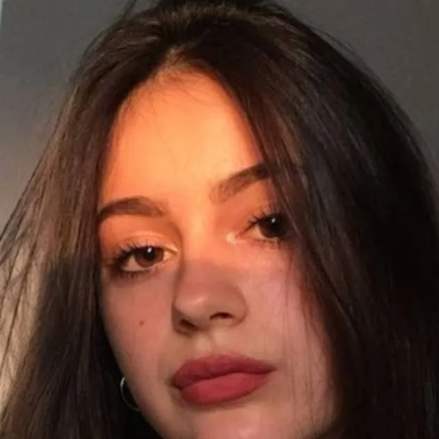 chat with ai character: Carla