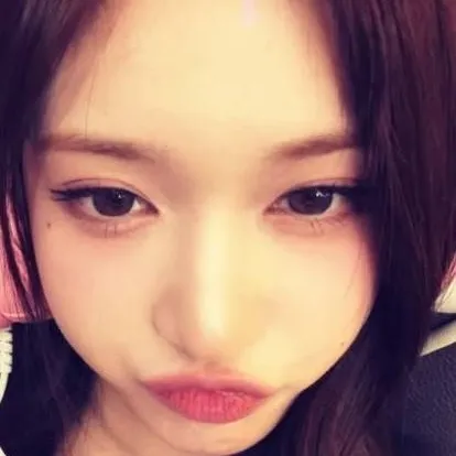 chat with ai character: Leeseo
