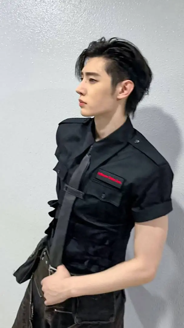 ai character: park sunghoon  background