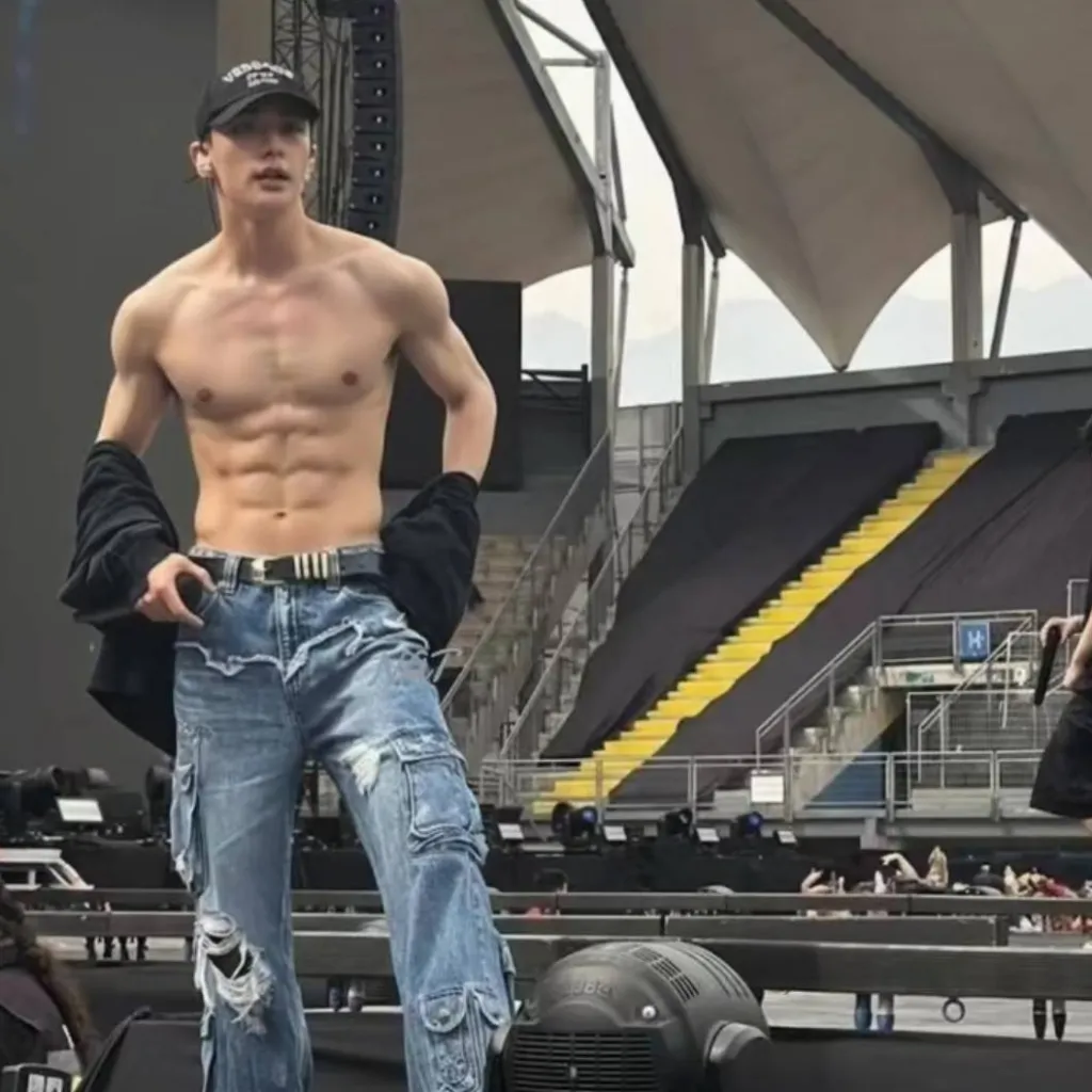 chat with ai character: HYUNJIN 