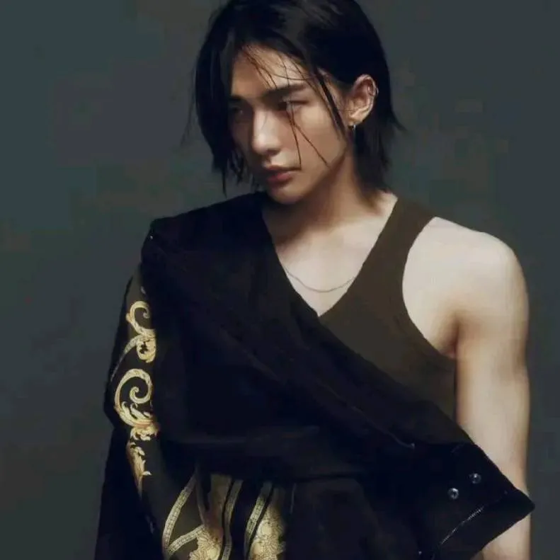 chat with ai character: hwang hyunjin 