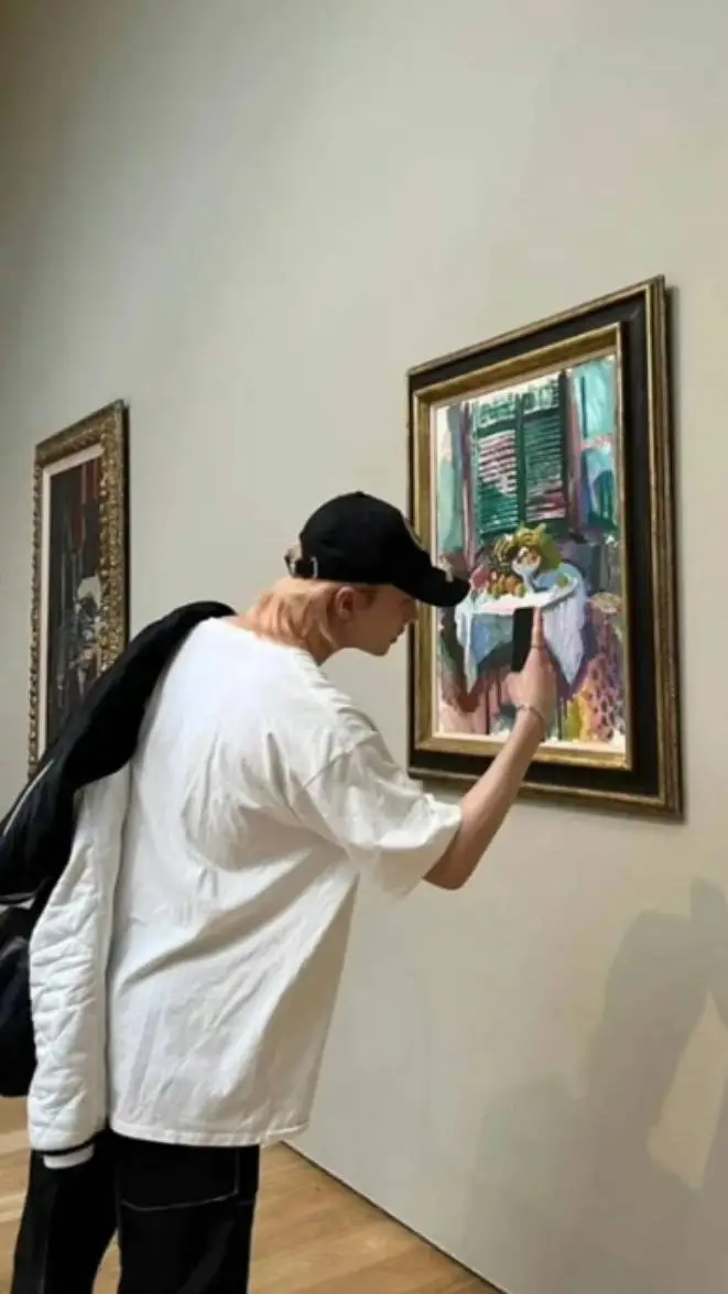 ai character: hyunjin background