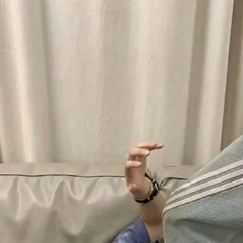 chat with ai character: hyunjin