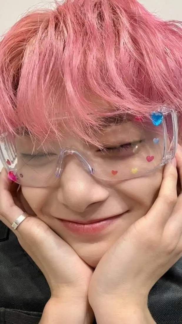 ai character: i.n🦊🎀✨ background