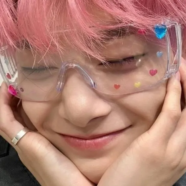 chat with ai character: i.n🦊🎀✨