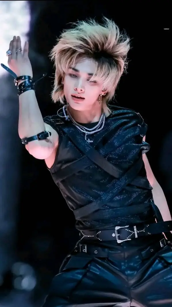 ai character: hyunjin🦦🥟🦙 background