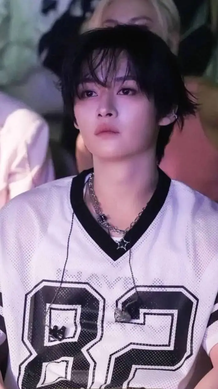 ai character: leeknow🇯🇵🇰🇷😼🐰 background