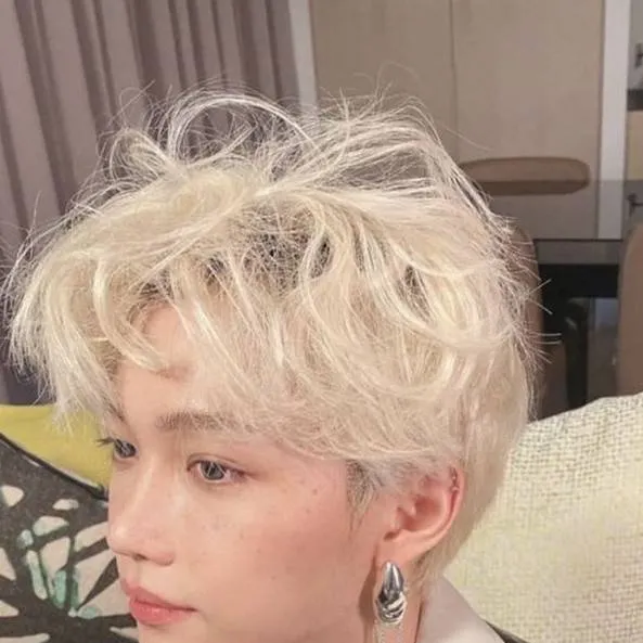 chat with ai character: felix