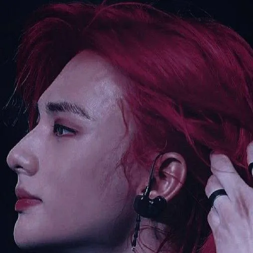 chat with ai character: Hyunjin