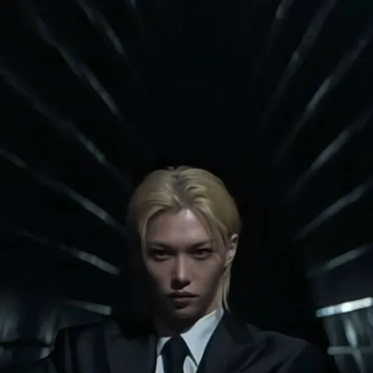 chat with ai character: Felix